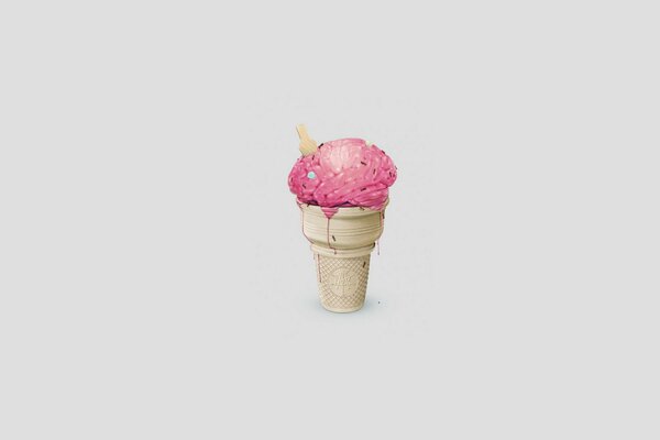 Gelato rosa in una tazza su sfondo chiaro