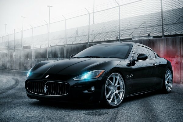 Maserati nero. Cerchi in lega. Fari luminosi