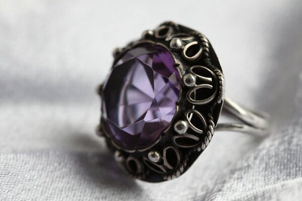 Anello in argento scuro con inserto in ametista