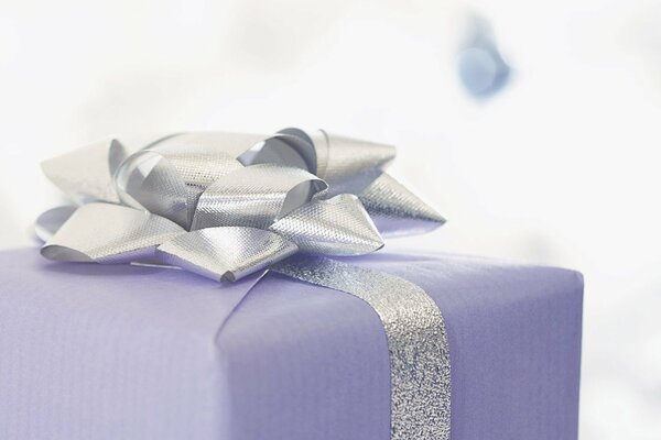Regalo avvolto in carta regalo