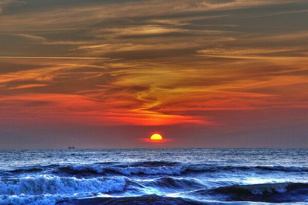 Tramonto e mare tra le onde, hdr