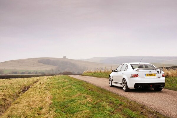 Auto bianca con spoiler sul campo