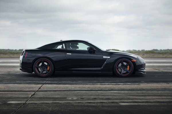 Nissan Black Car sulla strada