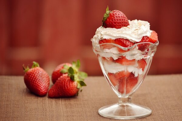 Dessert alla fragola e bacche sul tavolo