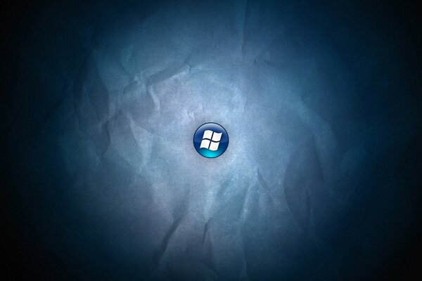 Logo di windows su un pulsante blu su sfondo di carta stropicciata