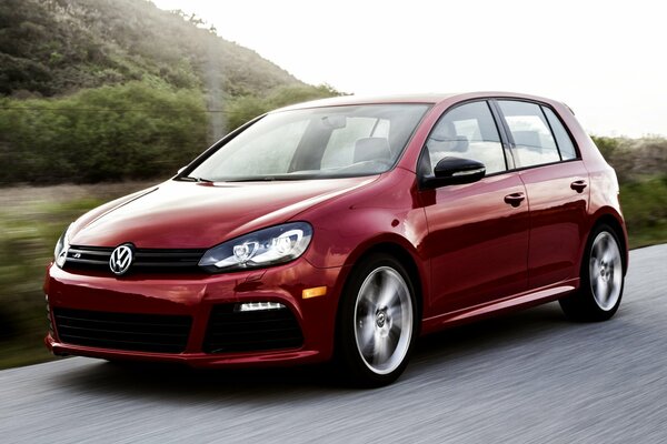 Volkswagen, golf rosso in movimento