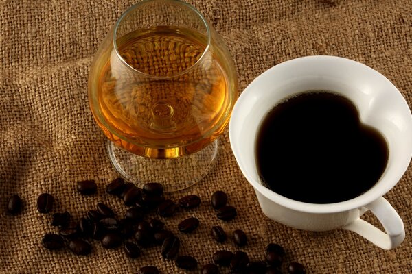 Bicchiere di cognac e caffè su tela