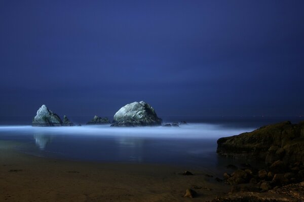 Scogliere solitarie in piedi nel mare