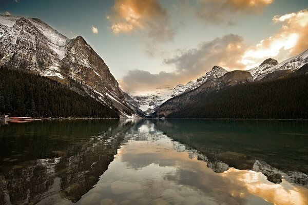 Riflessione delle montagne nel lago