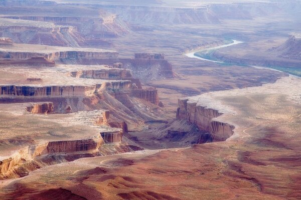 Canyon e fiume in lontananza