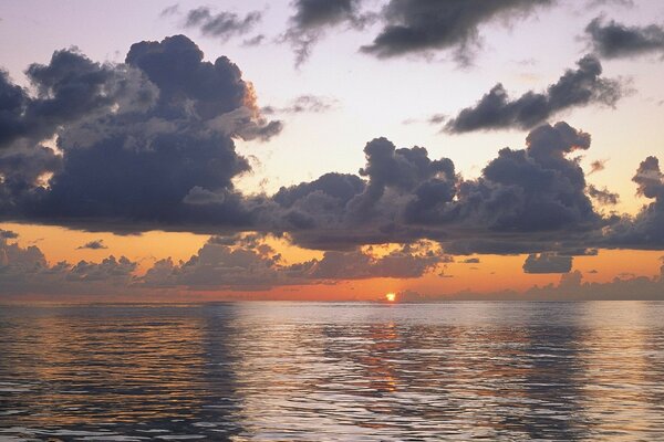 Bellissimo tramonto sulla riva del fiume