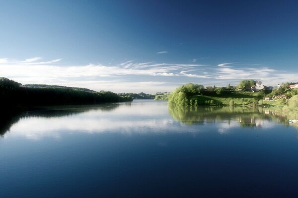 Superficie del lago con riflesso del cielo