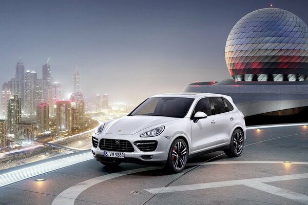 Porsche Cayenne bianca vicino all Eliporto