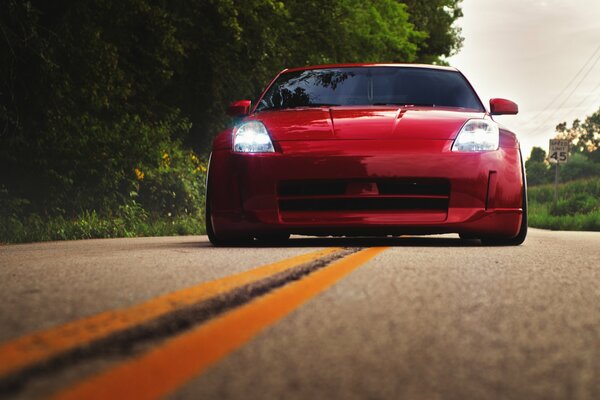 Nissan 350Z rossa sulla vista frontale della strada
