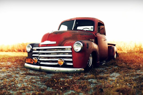 Camion rosso Chevrolet del 1949 buon classico