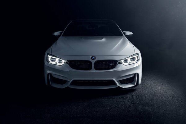 Davanti alla BMW di colore bianco