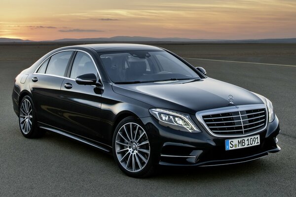 Mercedes Benz su un terreno asfaltato vuoto