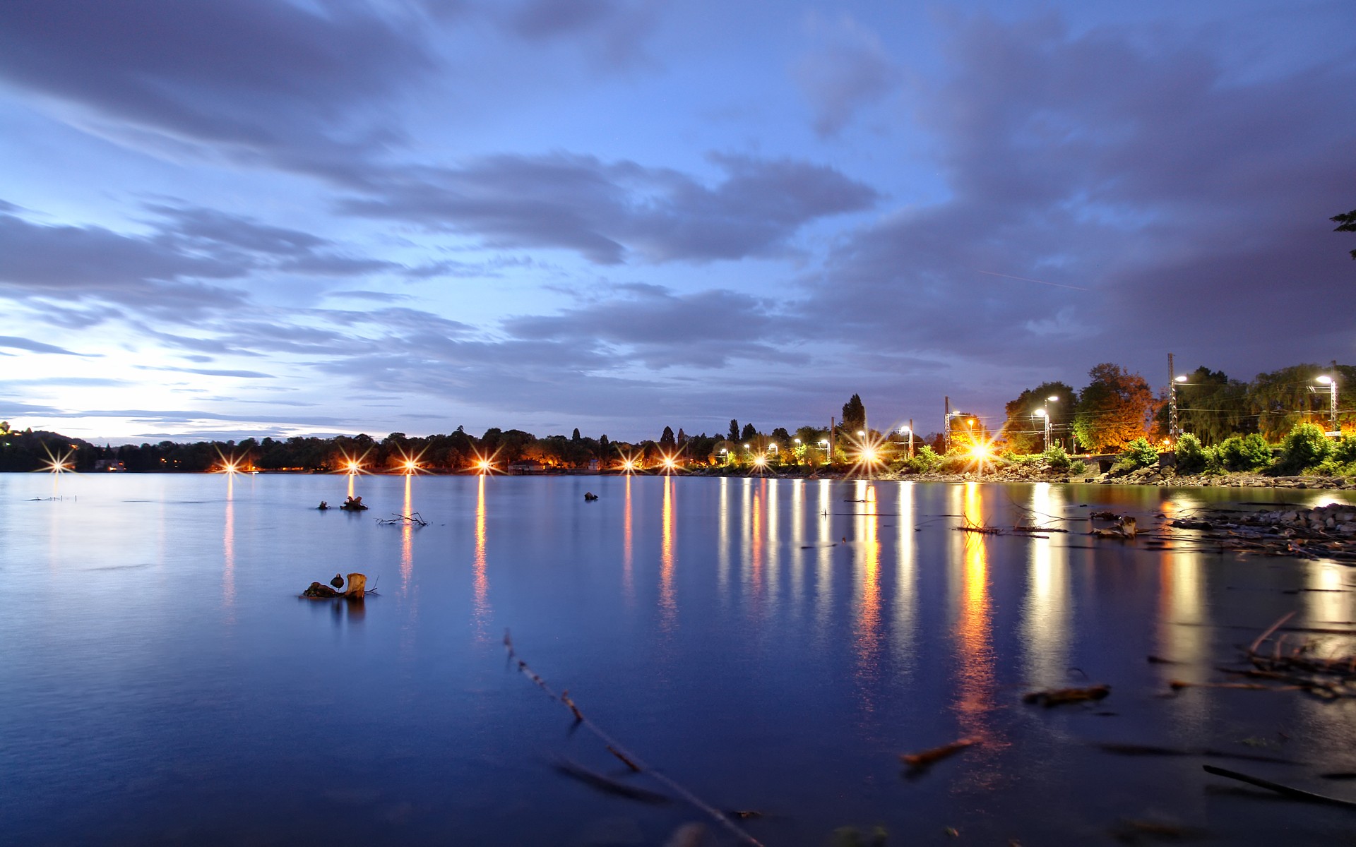 città notte acqua