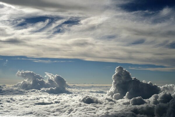 Nuvole Ricci nel cielo blu