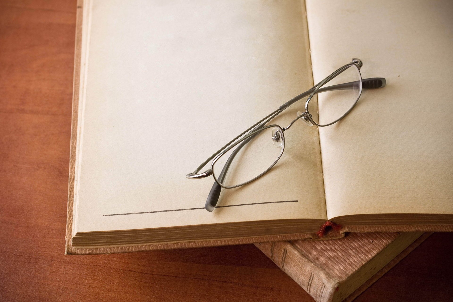 sfondo stenko occhiali libro pagina