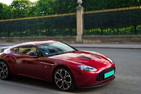 Rosso scuro Aston Martin sulla strada