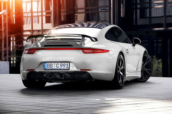 Bianco Porsche in un bellissimo parcheggio