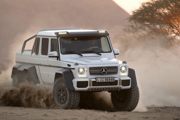 Jeep bianca di Mercedes Benz sulla strada polverosa