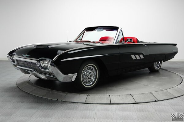 I classici sono sempre di moda. Nero convertibile Ford