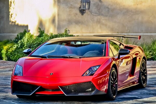 Design insolito della supercar rossa Lamborghini