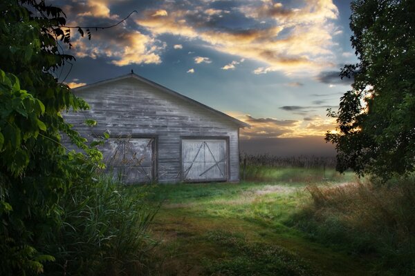 Fienile al tramonto in campo aperto