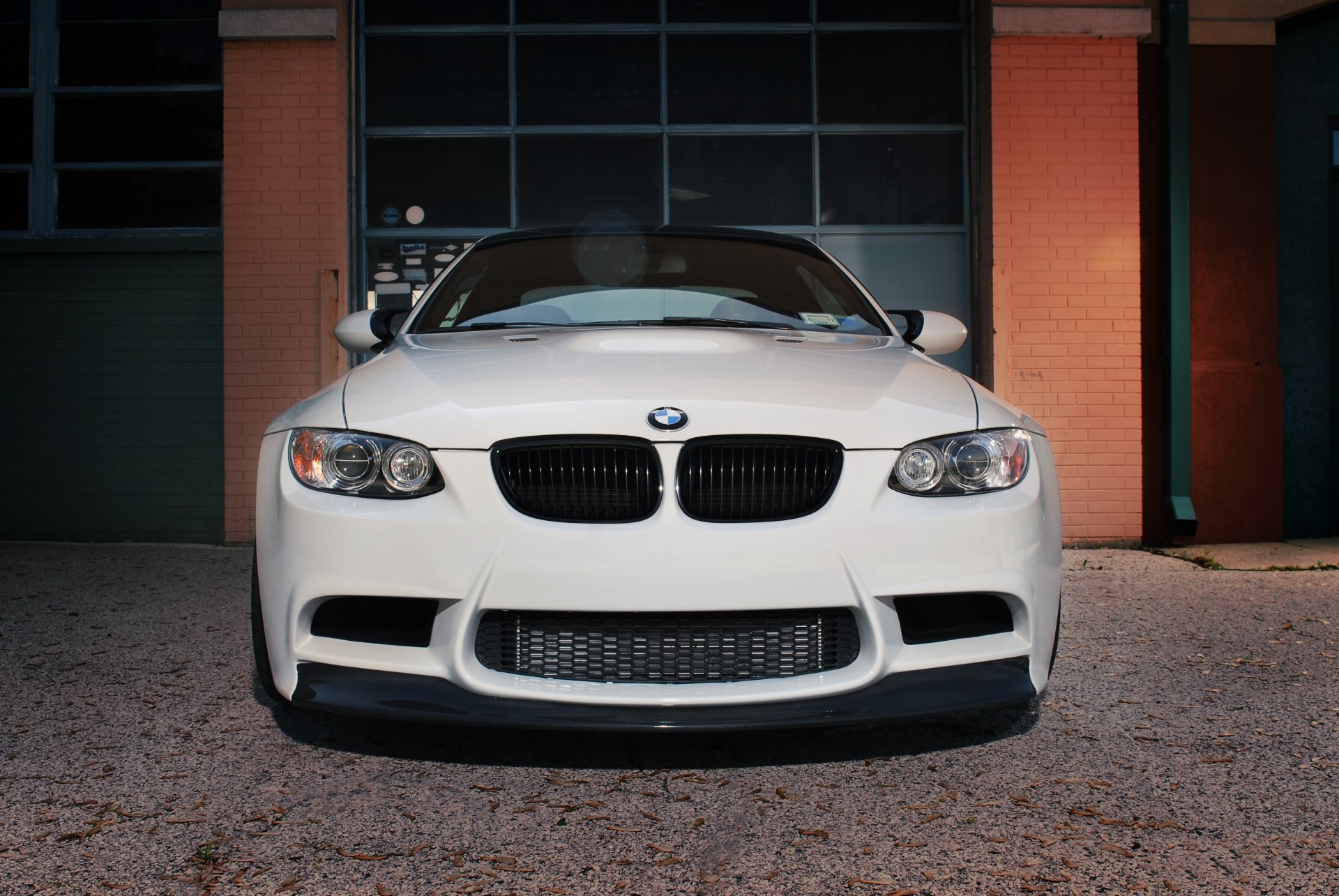 bmw m3 e92 bianco bmw anteriore cancello finestra di mattoni