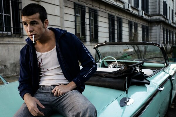 L attore Mario Casas si siede e fuma in macchina