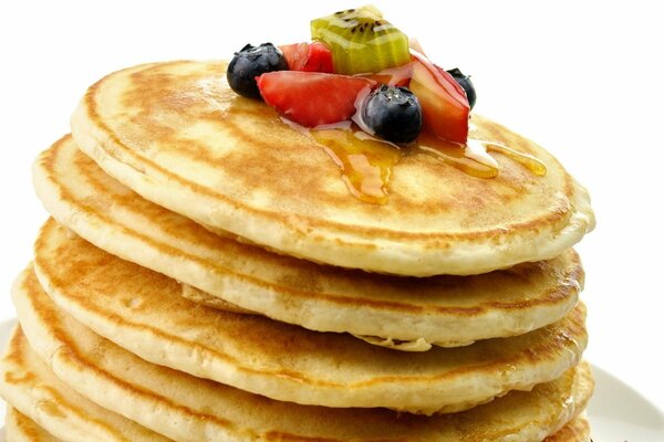 Frittelle con frutta, bacche e miele