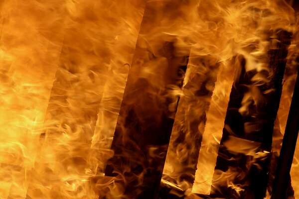 Fiamma del fuoco che avvolge completamente le strutture in legno