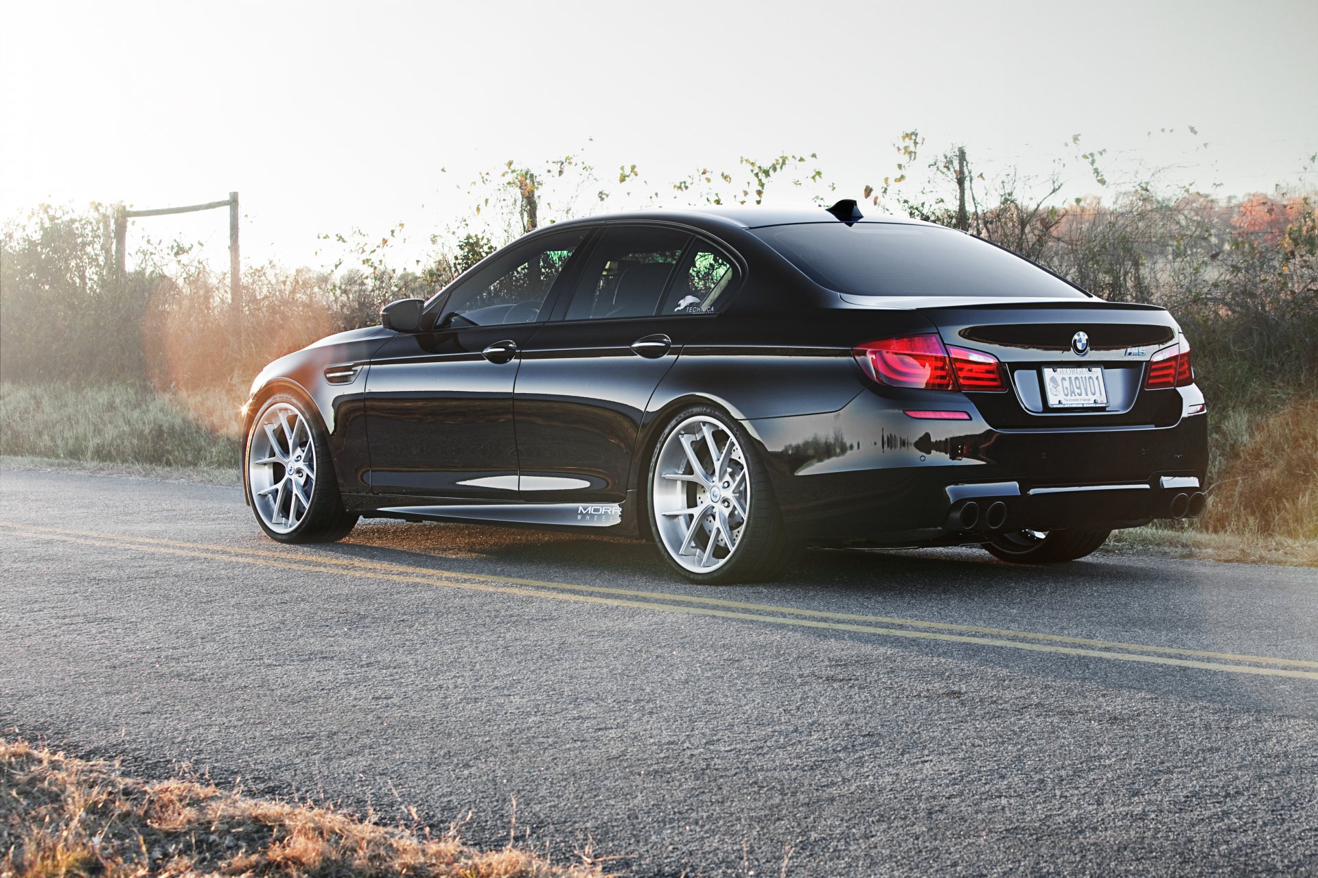 bmw m5 f10 nero bmw vista posteriore strada segnaletica orizzontale