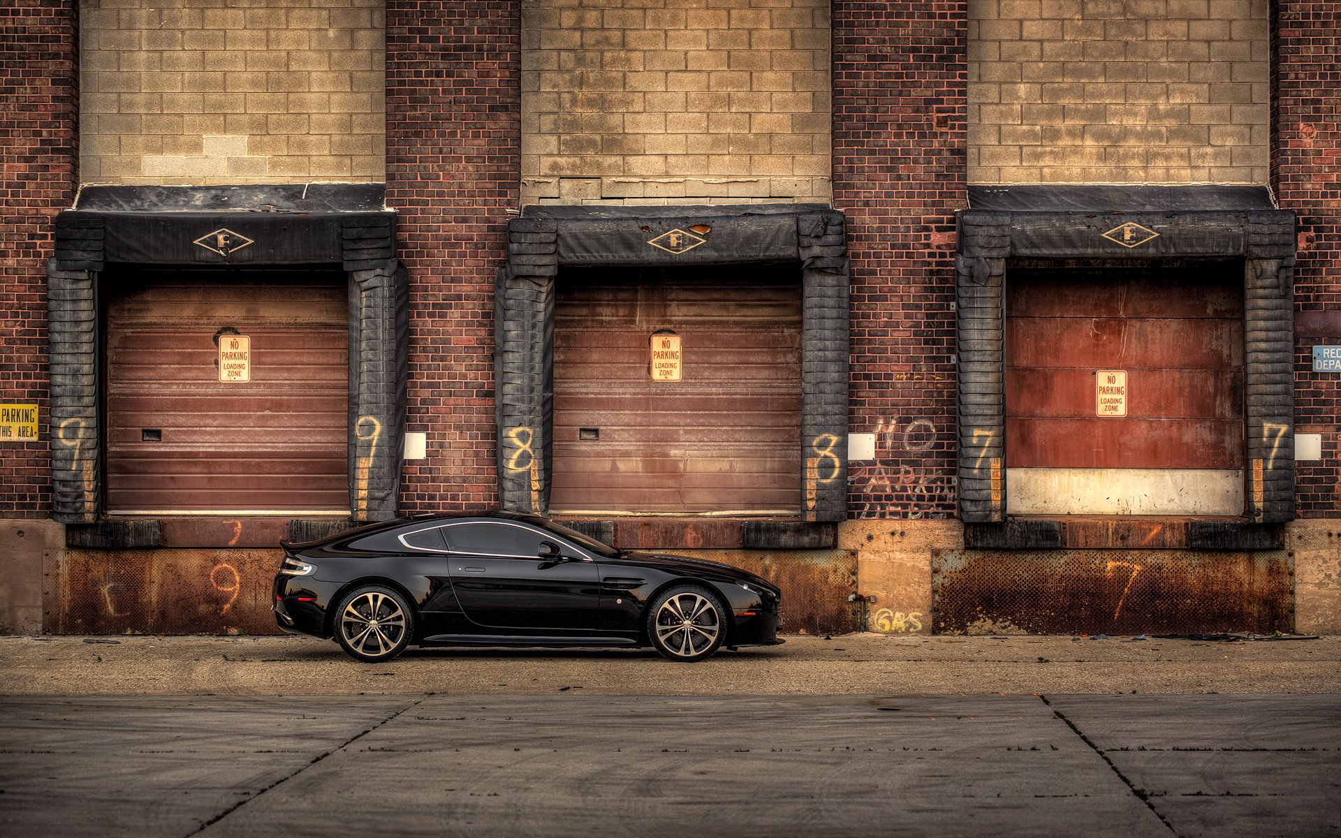 aston martin v12 vantage carbon edition vista laterale