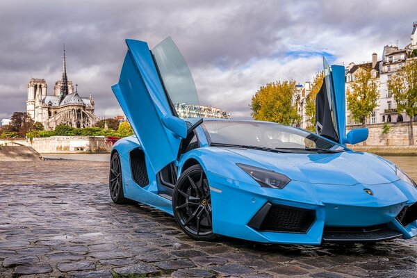 Lamborghini blu sul ponte sera di Parigi