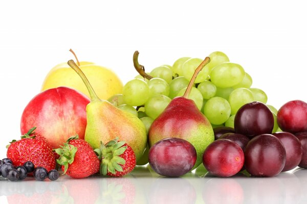 Frutti e bacche appetitosi e succosi