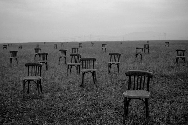 Sedie solitarie in campo aperto