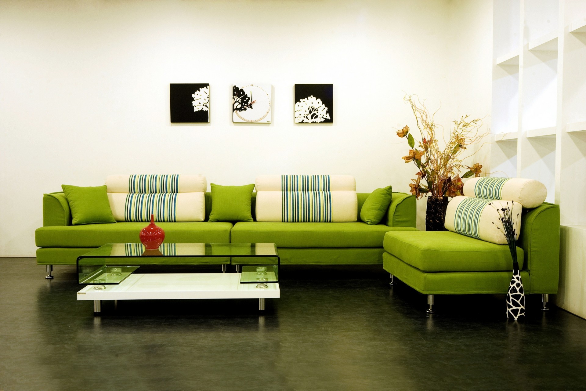 design divano stile cuscini salone verde vasi