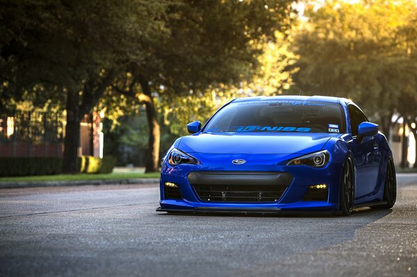Carta da parati con subaru BRZ blu sullo sfondo del Parco
