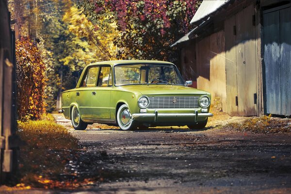 Auto retrò verde Lada