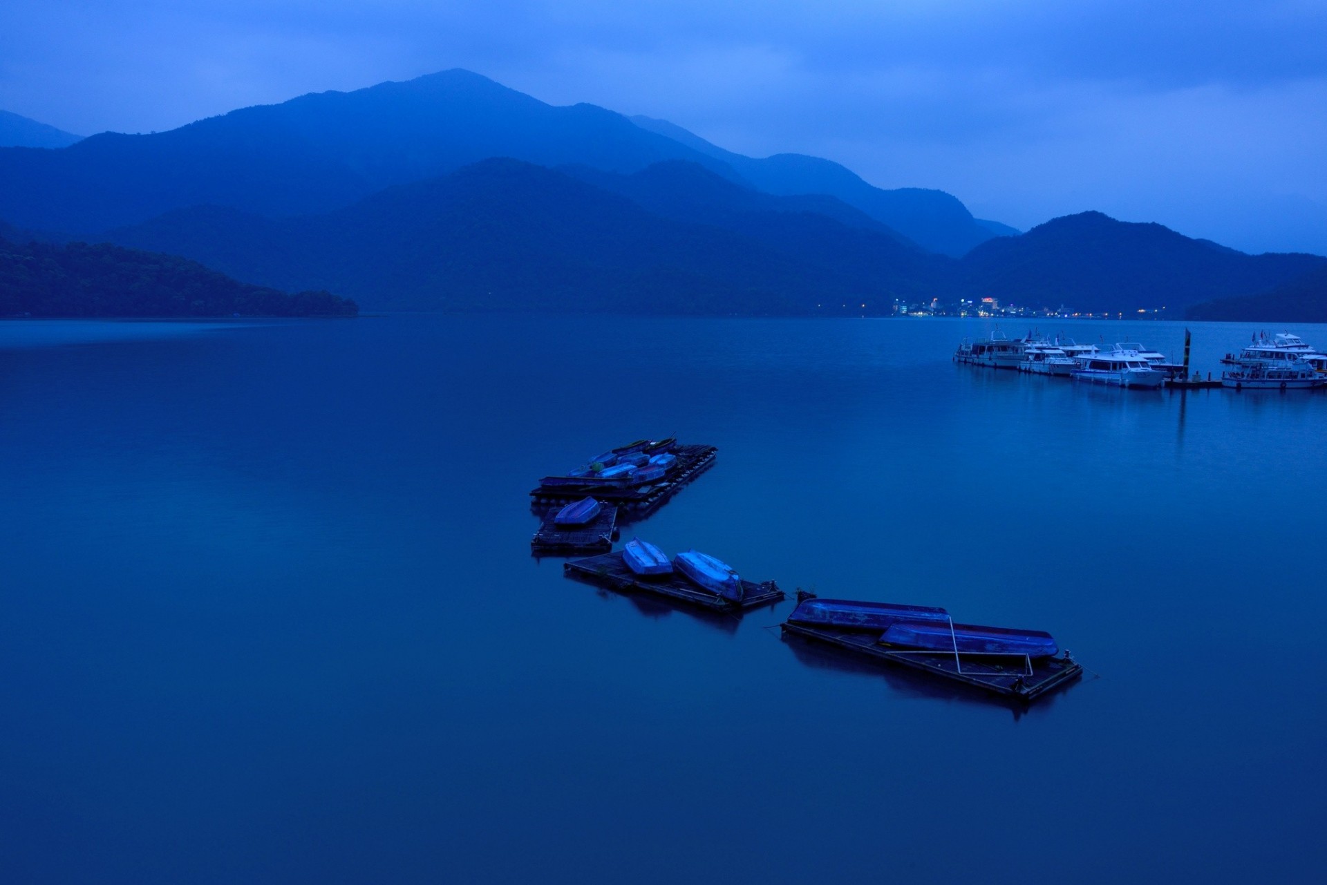 luci baia notte coppia montagne barche