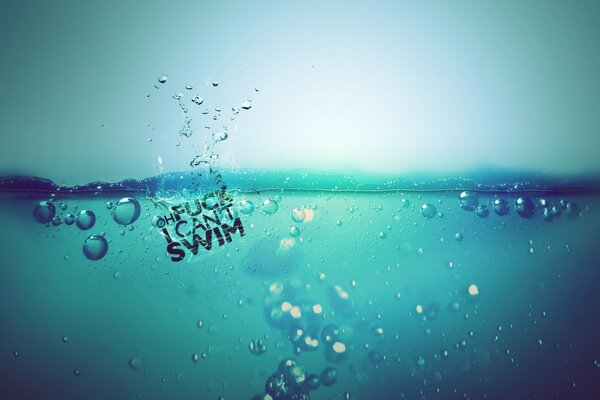Spruzzi d acqua su sfondo blu con bolle