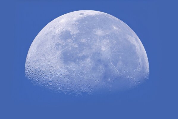 Luna incompleta contro il cielo blu