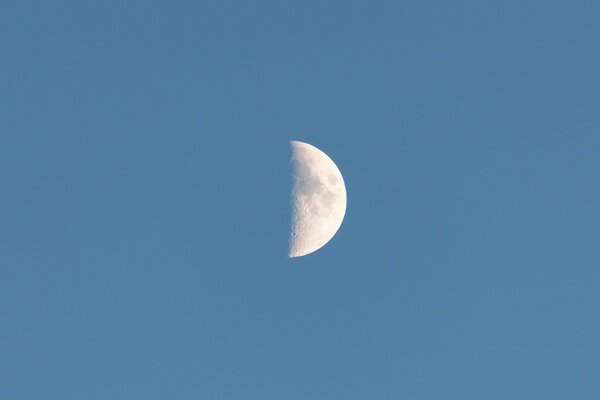 Mezza luna al tramonto cielo senza nuvole la mezzaluna esce