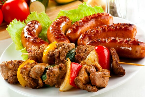 Salsicce e spiedini fritti appetitosi