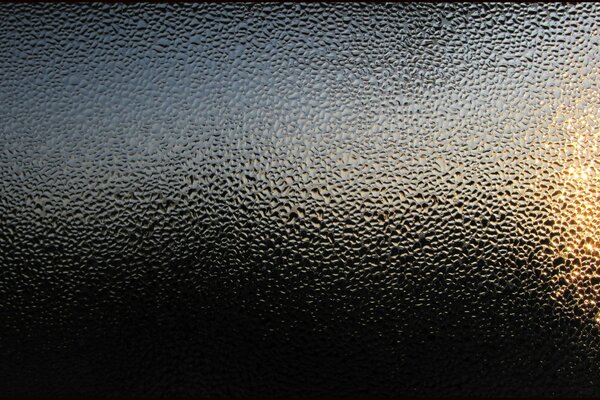 Abbagliamento di luce su vetro bagnato