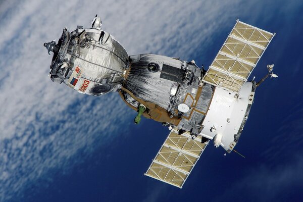 Un satellite che vola nello spazio, con la scritta Soyuz
