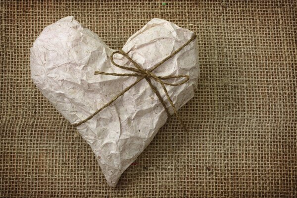 Regalo a forma di cuore su tela